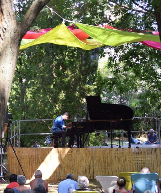 Un piano sous les arbres